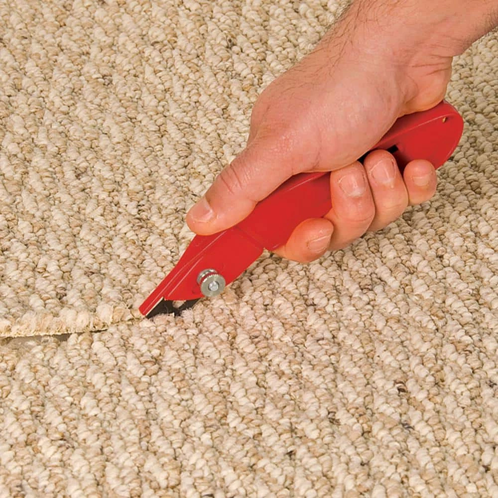 Slotted Blade Carpet Knife with Thumb Guard for Safety by ROBERTS - Image 2